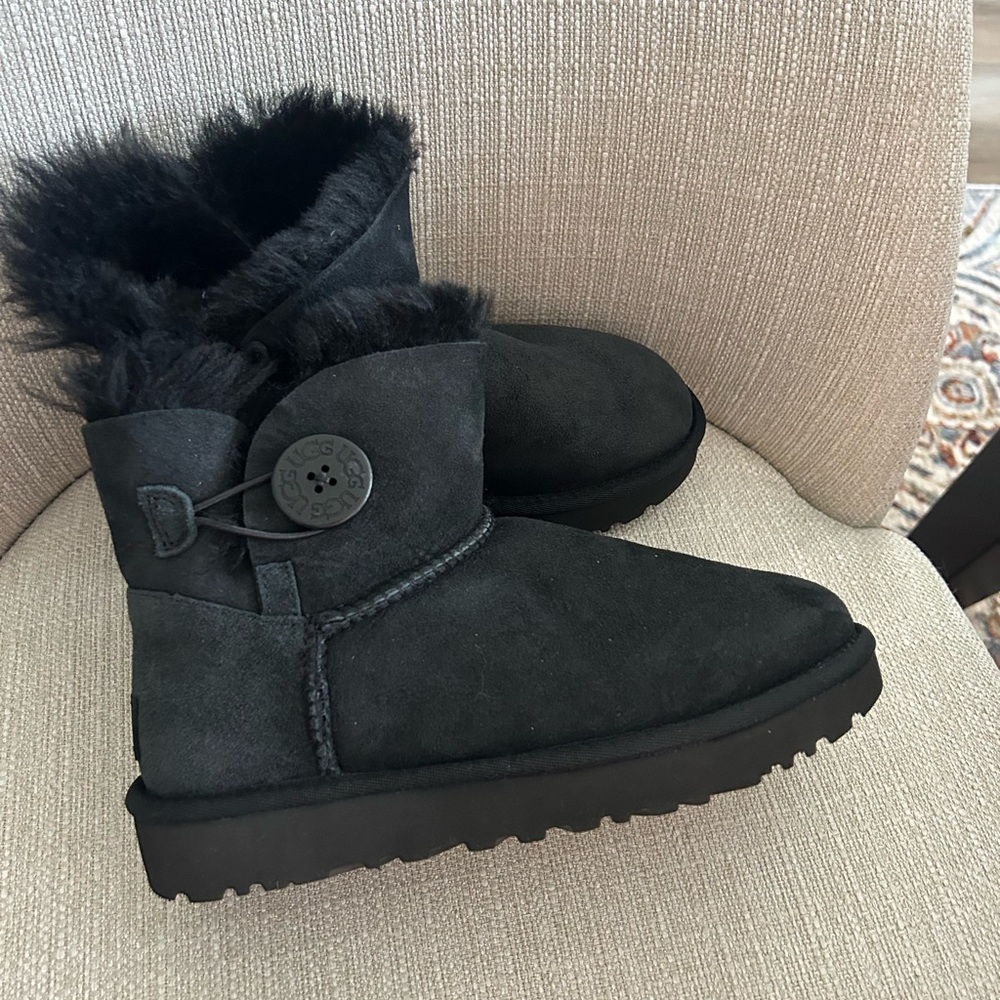 Ugg Mini Bailey Button II Boot Black Size 5 women’s New Perfect